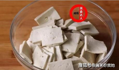 中國的臭豆腐,居然被外國人學去了,來看看加拿大婦女做的臭豆腐